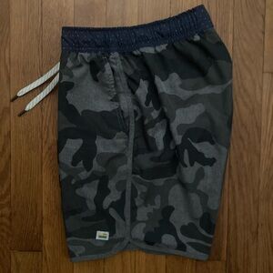 Vuori Banks Shorts (XS) - Grey Camo